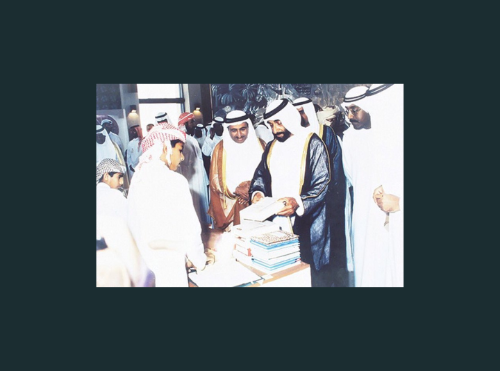 الشيخ زايد بن سلطان آل نهيان، أثناء استقباله الأب خوري من كنيسة القديس يوسف في قصر المنهل في أبوظبي – 29 أبريل 1972م.